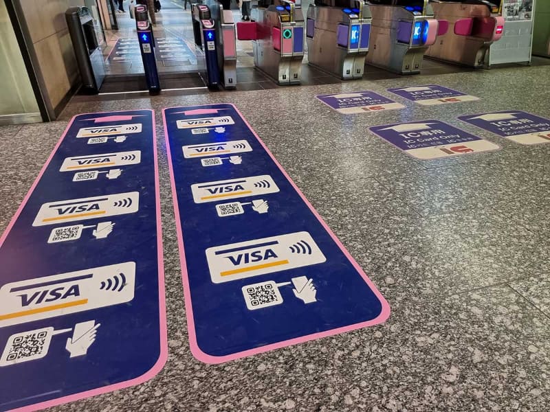南海電鉄難波駅など駅では、一部改札でVisaのタッチ決済に対応(写真は2021年4月のもの)