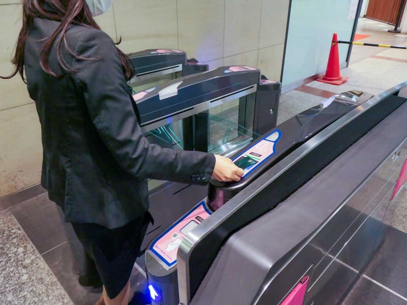 このようにクレジットカードをタッチすれば事前チャージや切符の購入なく電車に乗れる(同)