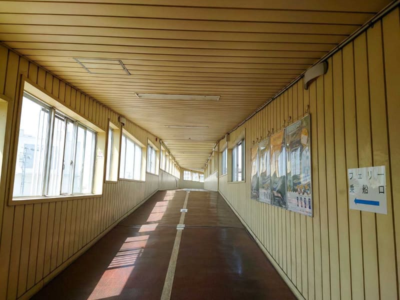 改札を抜けて傾斜のある通路を進んでいく