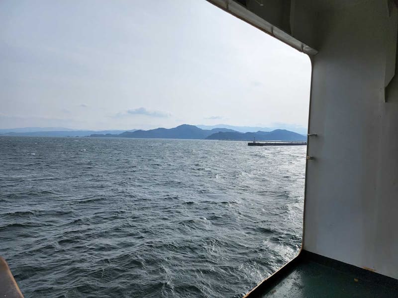 この日は強風を受けながらの2時間ほどの船旅