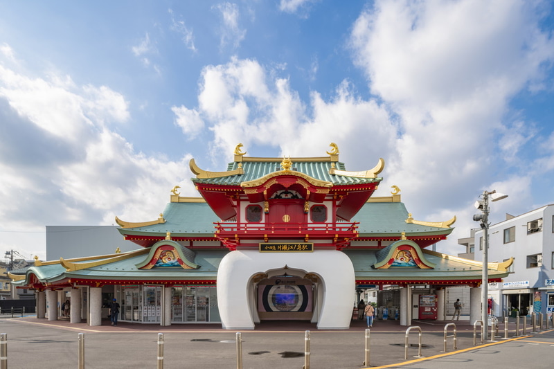 小田急線 竜宮城をイメージした片瀬江ノ島駅