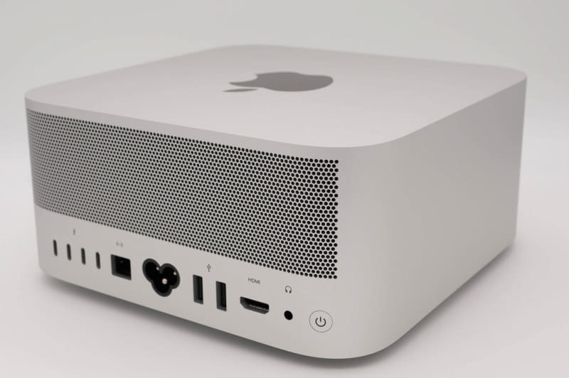 Mac Studioは背面に排気口があり、底面から吸気する。公式映像などを見る限り、内部容積の半分くらいが冷却機構のようだ。そりゃ低速ファンでも冷えるわけである