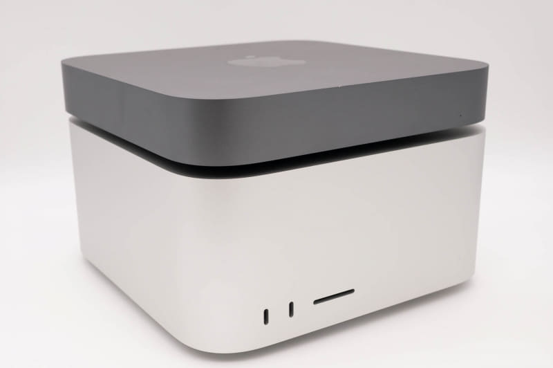 Mac StudioとMac mini(2018年発売の旧モデルだけどサイズは現行モデルと一緒)。奥行きと幅は同じで、厚みというか高さが違う