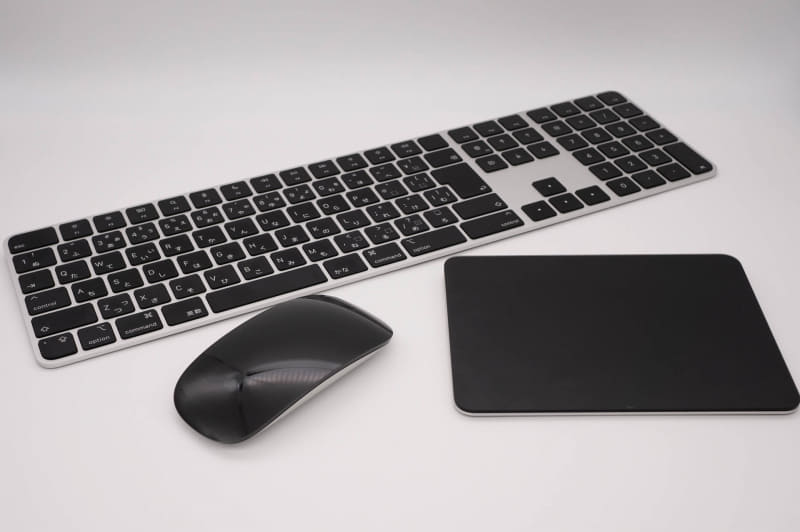 Mac Studioと同時に発表された黒いキーボード、マウス、トラックパッド。それぞれ通常の白いモデルより若干高い