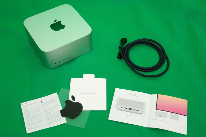 Mac Studioの同梱品は電源ケーブルのみ。やや高いが、純正のMagic KeyboardとMagic Trackpadはオススメというかマストアイテムだ