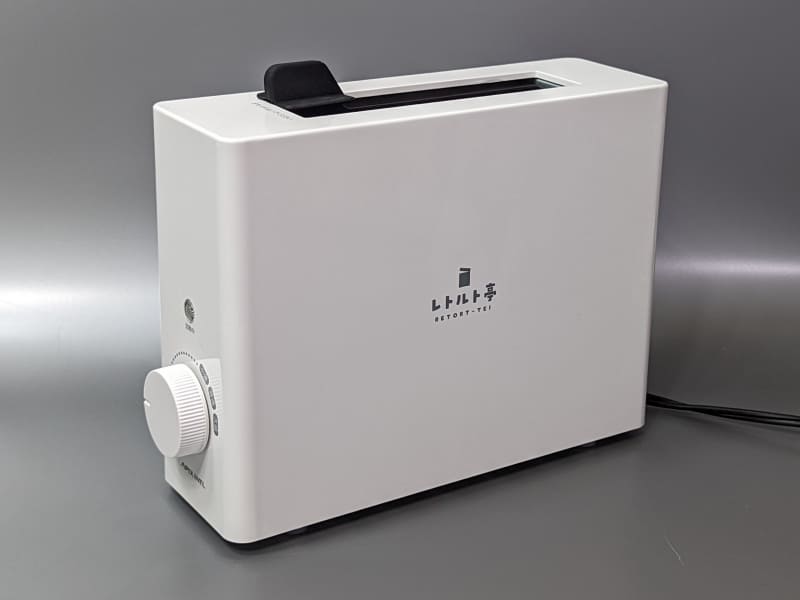 製品本体。正面に時間指定を行うタイマーのつまみ、上に投入口があります