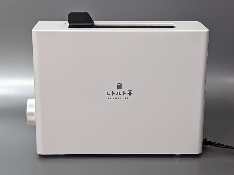 両側面ともにロゴ以外は何もなくスッキリとしたデザイン