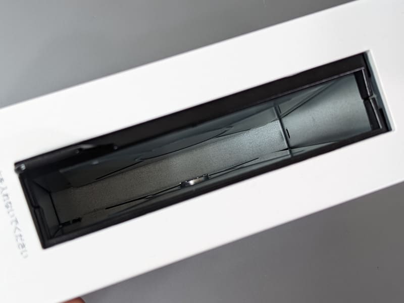 投入口は常時空いたまま。ホコリが溜まらないよう注意したほうがよさそうです