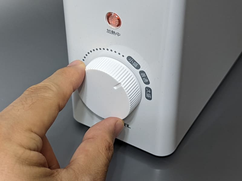 調理つまみを回して加熱開始。加熱中は上のパイロットランプが点灯します