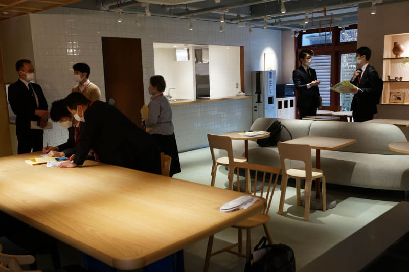 食堂ラウンジ。奥が厨房