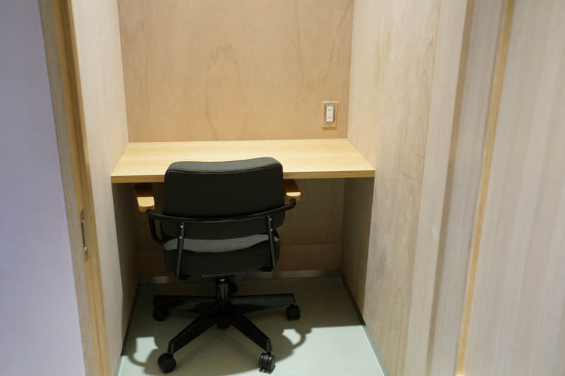 ワークブース。キツキツというほど狭くはないが、ドアを閉めると圧迫感はあるかも