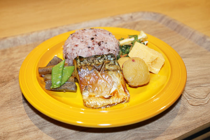 メニュー例。プレートで提供することでコストを下げている