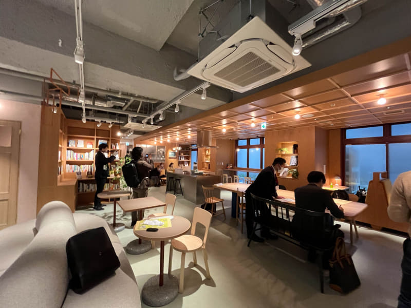 食堂ラウンジ。さまざまなタイプの机や椅子が並んでいる