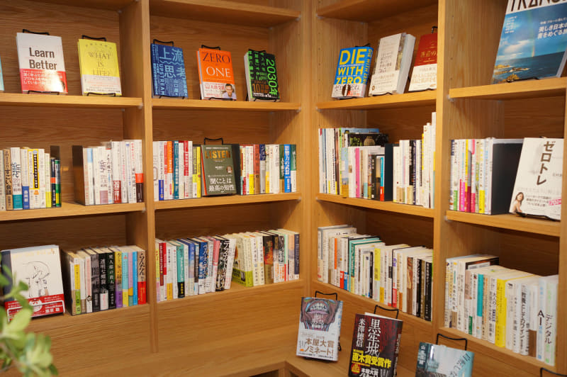 選書の本棚の一部。少しだけマンガもある