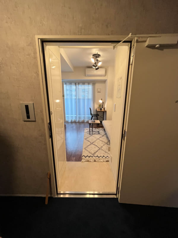 廊下のないタイプは玄関ドアを開けるといきなり居室だが、玄関部に目隠しのロールスクリーンカーテンがある