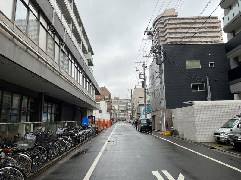 周辺環境。飲食店などは少なく、住居と事務所や工場が混在するエリア