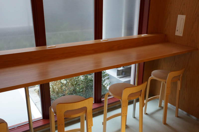 ラウンジにあるカウンター。食事に使っても良いけど作業にも良さげ