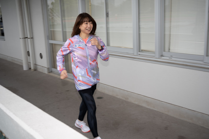 メディア関係者には「高橋尚子さんと一緒にウォーキングできます」という触れ込みだったが、(当然ながら)ウォーキングのペースが速く独走状態に