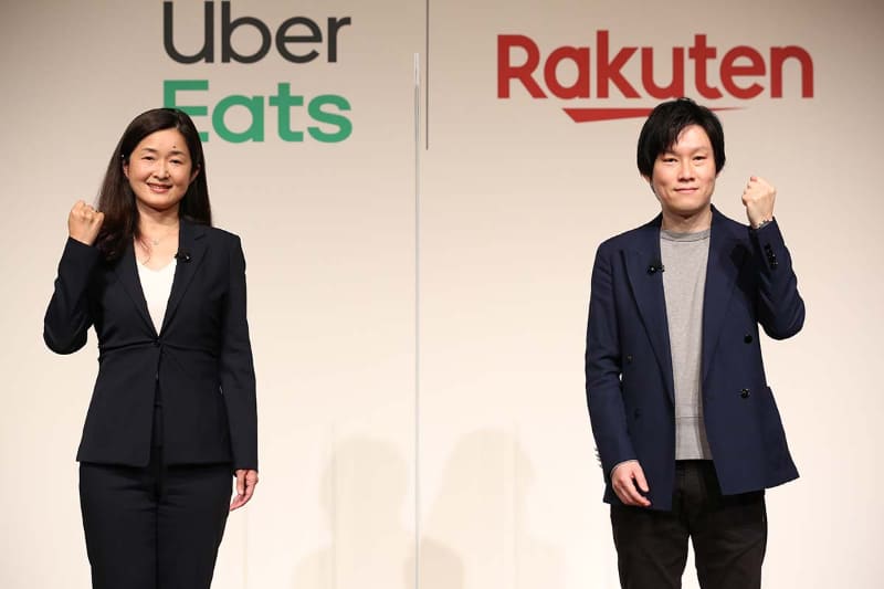 Uber Eats Japan日本代表 武藤友木子氏(左)、楽天コマースカンパニー 松村亮氏(右)