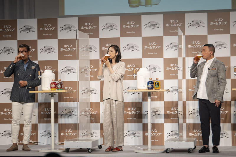 (左から)アンバサダーの中井貴⼀さん、天海祐希さんと、新たにホームタップ会員になったチョコレートプラネット松尾駿さん