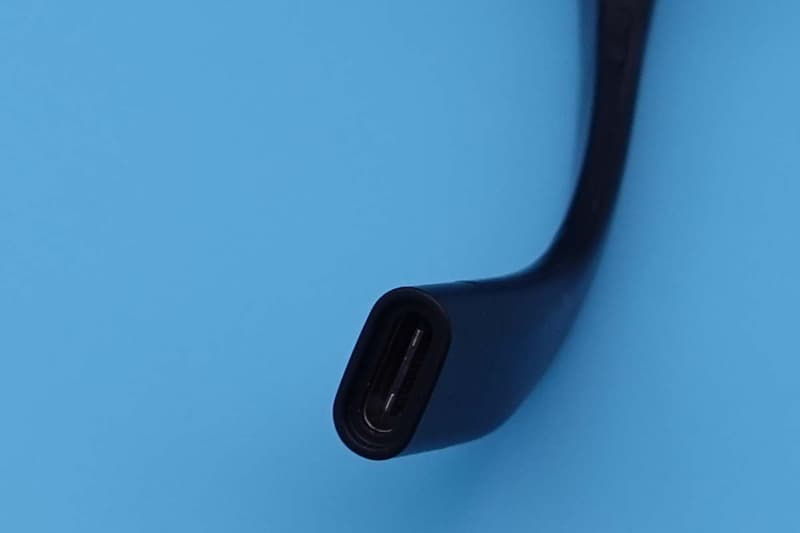 耳にかける部分の片側にUSB Type-Cポート