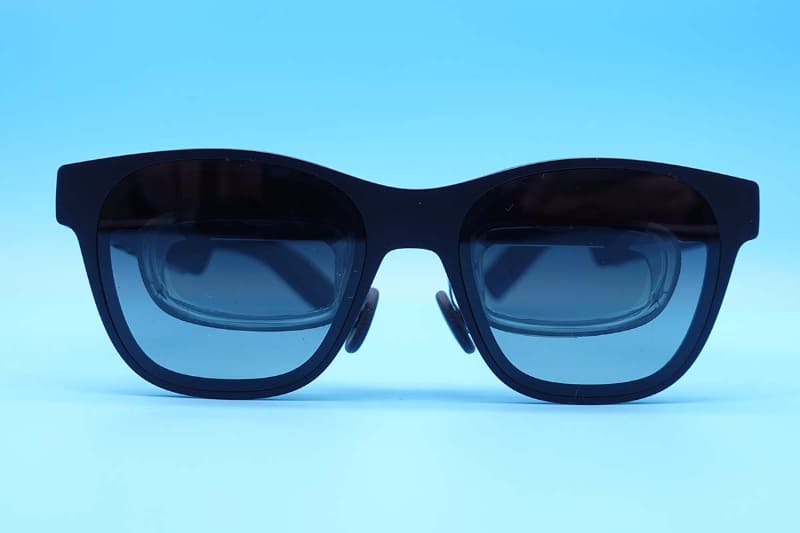 正面から見たところ。サングラスの向こうに透明なグラスが見える