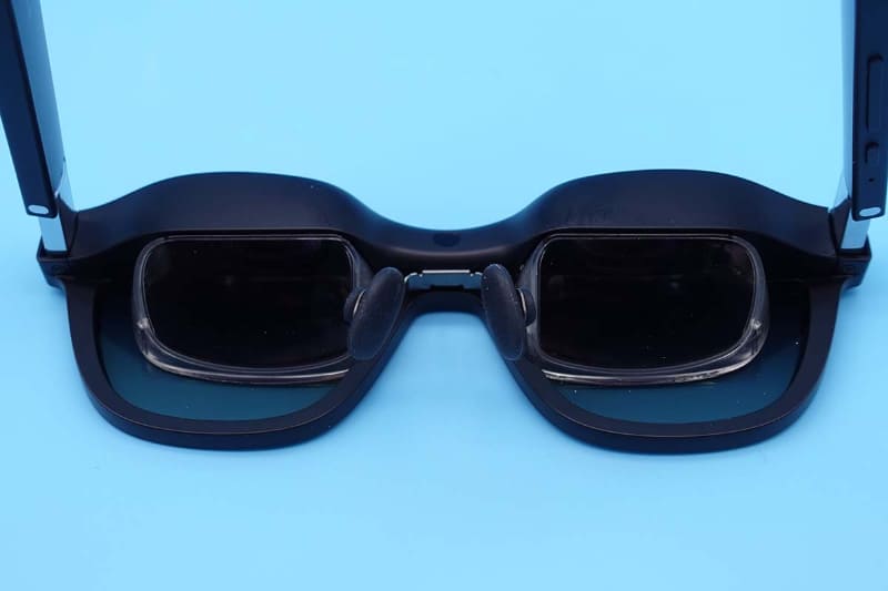 内側からみたところ。透明のグラスの奥にディスプレイが搭載されている