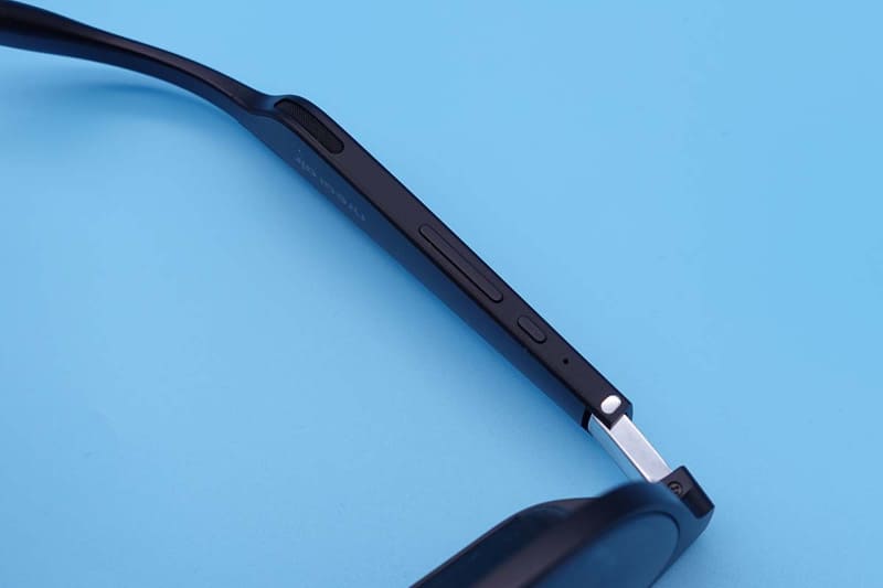 本体操作はディスプレイオンオフと輝度調整のみ