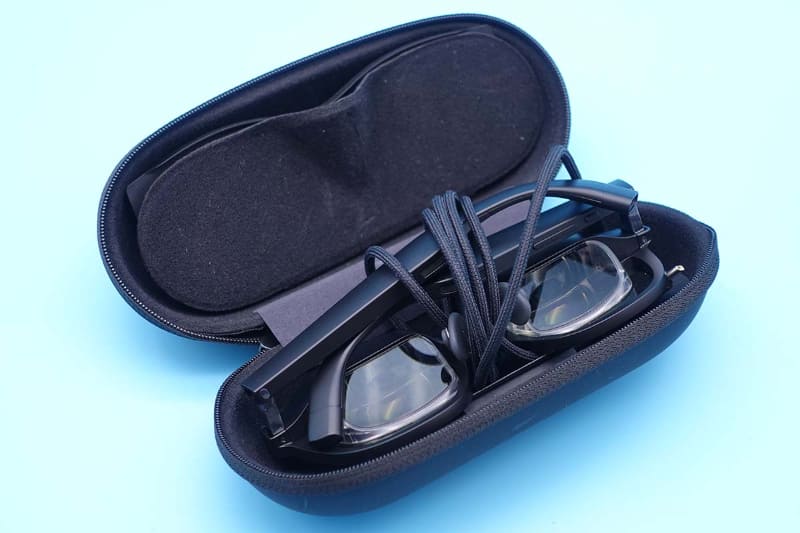 本体やケーブル、ライトシールドなど一式を収納できる