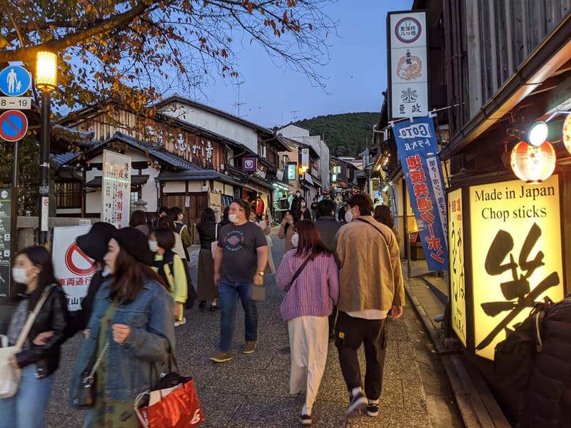 インバウンド需要は2022年に復活するか。京都の清水寺参道にて