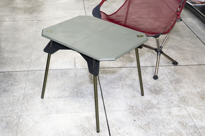 高さの10cmの座卓だが、脚をセットすると高さ40cmのテーブルに変身