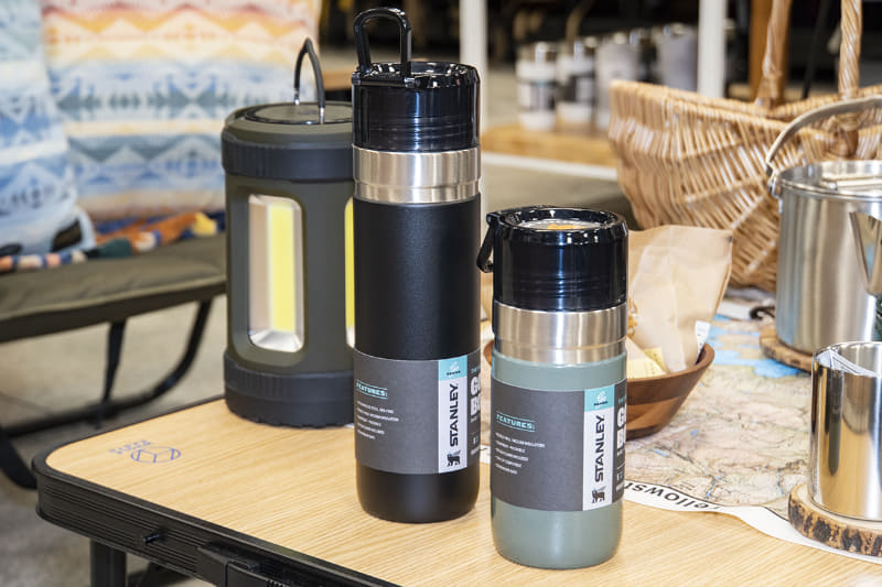 スタンレー ゴー真空ボトル。右は0.47L(4,950円)、左は0.7L(5,170円)