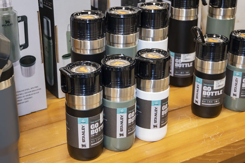 どちらのサイズもグリーン、マットブラック、ホワイトの3色展開