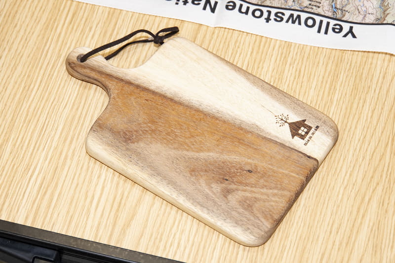 アカシア カッティングボードS(1,100円)。サイズは200×120×10mm(幅×奥行×高さ)