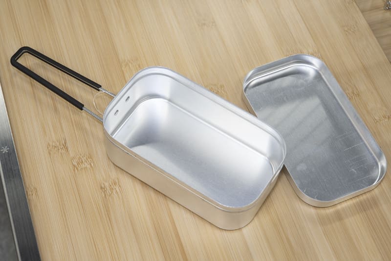 アルミ製でとても軽いシンプルな調理器具