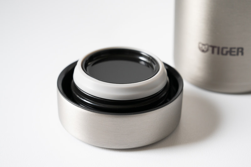 フタと一体化したプラスチックパーツの中栓はSIAA認証の抗菌加工。パッキンも抗菌加工です