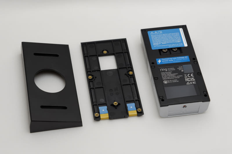 中央に見えるのが両面テープの付いた「No-Drillマウント」