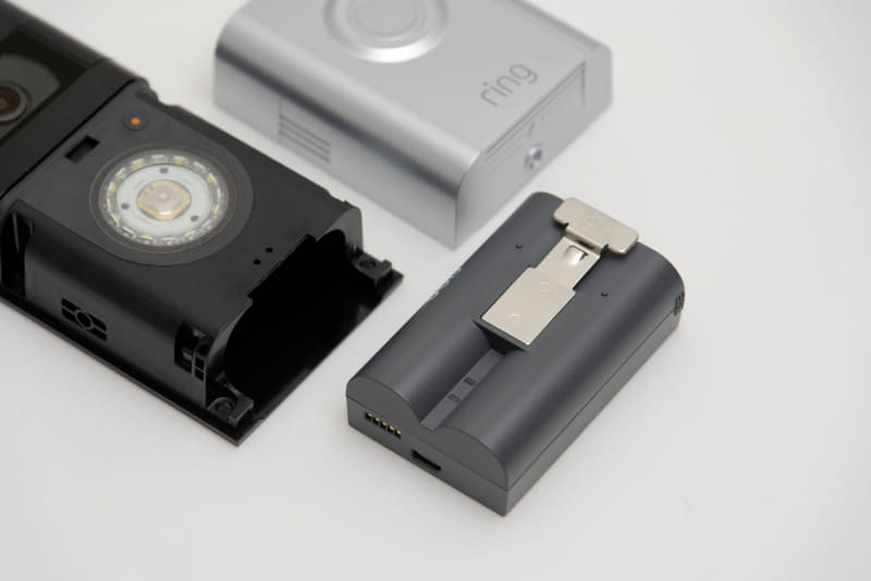 取り付け、取り外しは簡単