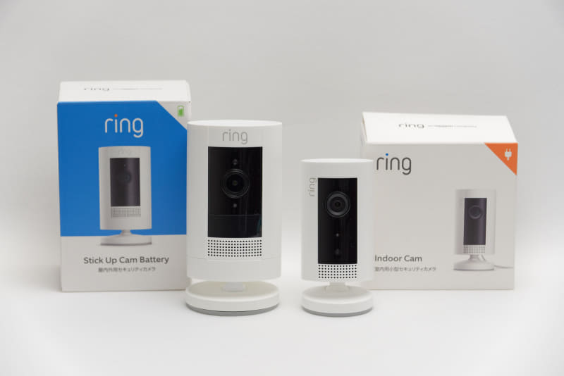 屋外用のWebカメラ「Stick Up Cam Battery」(左)と室内用の「Indoor Cam」(右)