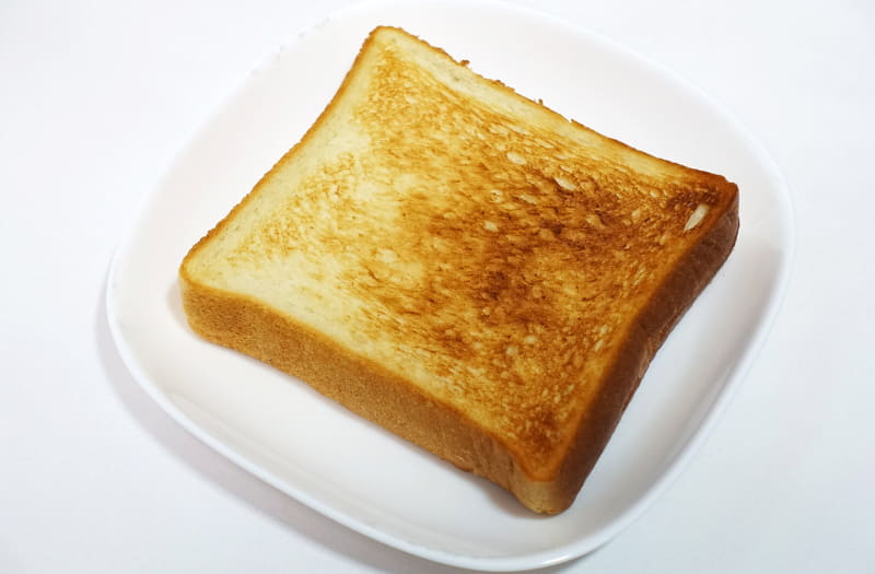 パスコの「超熟」を2.5分で焼いた印象。焦げ付き方が薄め、パンの銘柄によって焦げ付き感が異なるようです
