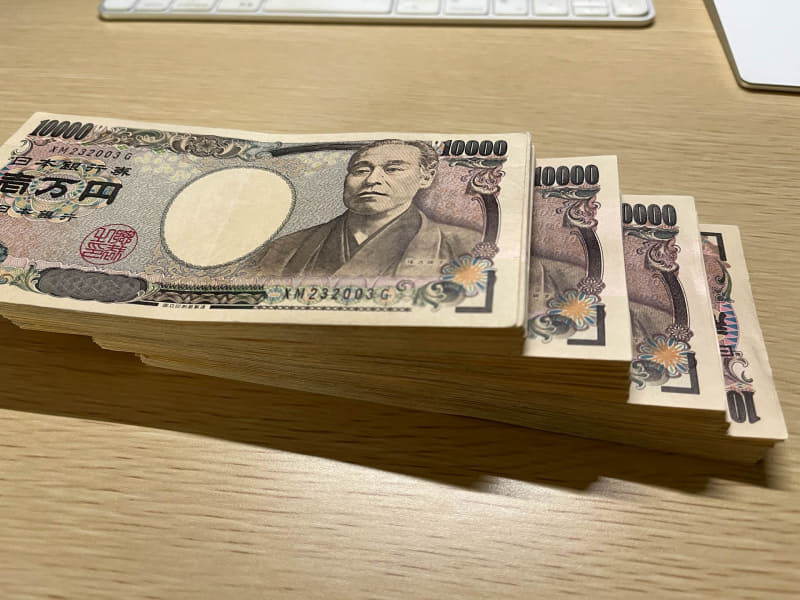 土地の手付金の200万円(土地価格の1割)。土日に契約したかったので札束でお支払い