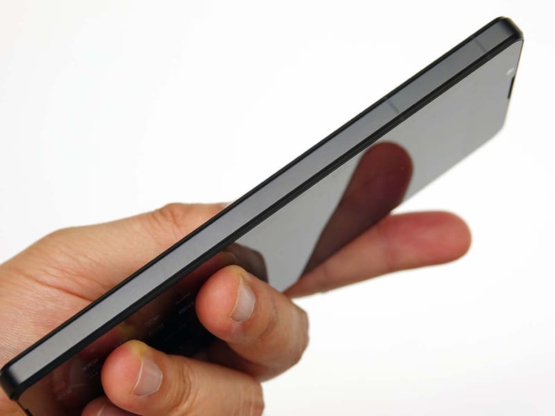 スマホは薄さが求められるゆえに、長さが必要な望遠レンズを載せづらい。そのために、さまざまなアプローチが取られてきた。写真のXperia 1 IVも、8.2mmと非常に薄型だ