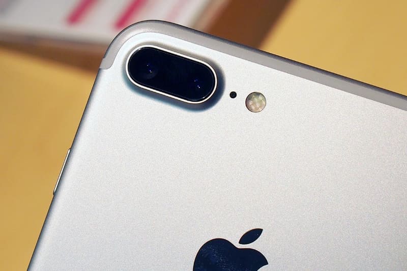 iPhoneが望遠カメラを搭載するのは意外と早く、'16年のiPhone 7 Plusで初採用。以降、徐々に他社にも広がっていった