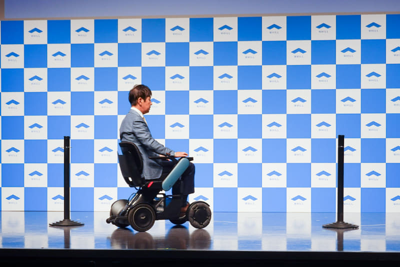 ポールを2つ置いて8の字走行も披露