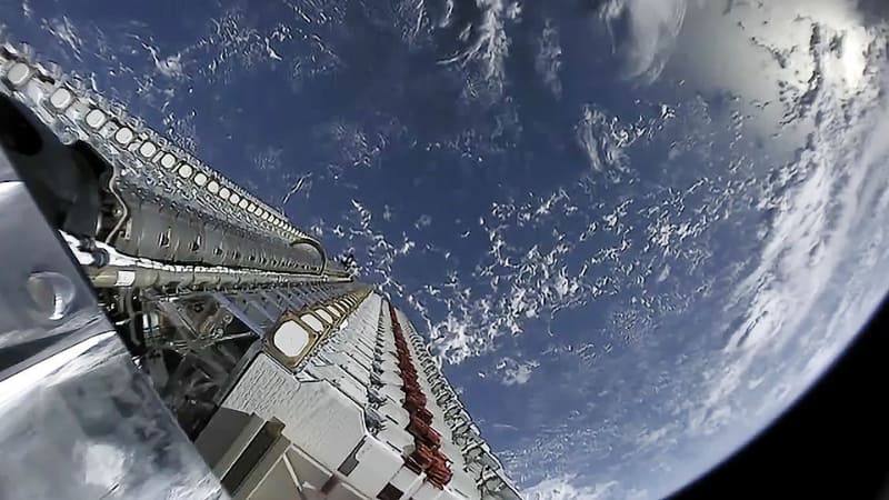 ロケットで打ち上げる時には、このように平積みされる((C)SpaceX)