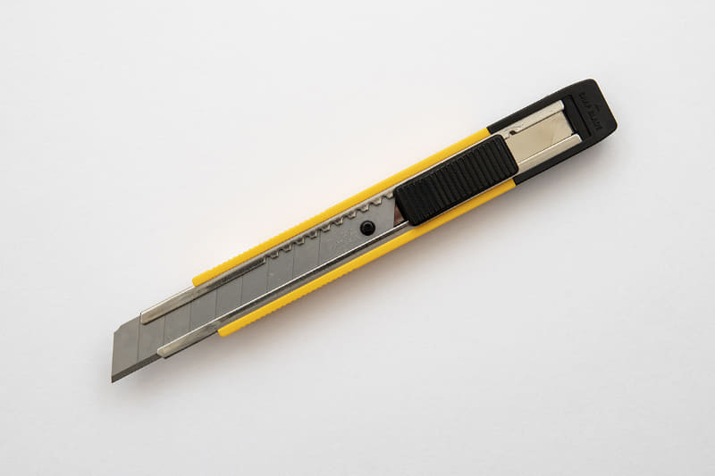 スリムなのに頼もしい刃のサイズ。大型カッターのように収納に幅を取らないのも魅力