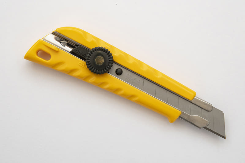 大型カッターの決定版「万能L型」の使い勝手を継承した左利きタイプ