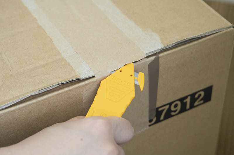 テープやフィルムはすくい切りで快適に切ることができる