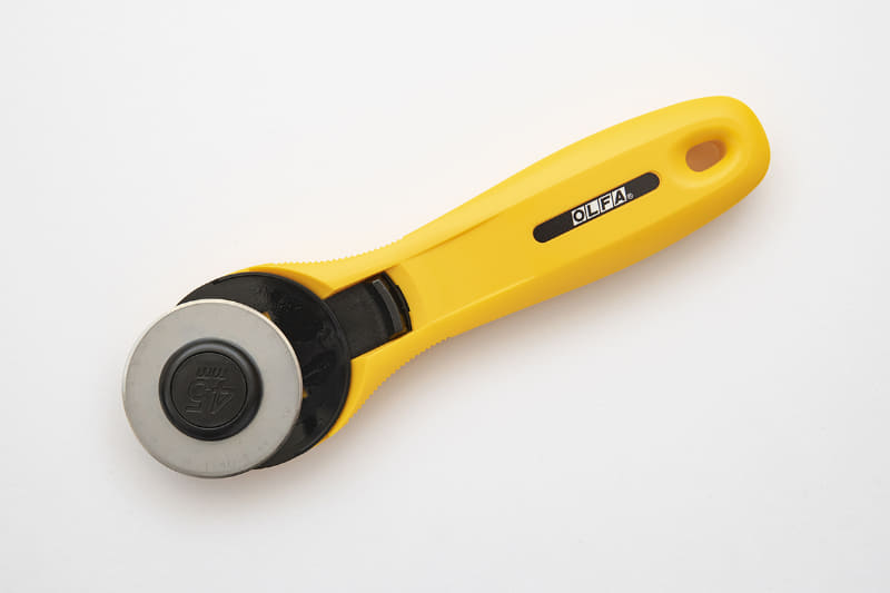 黒い部分のブレードカバーを親指で引くと刃が出る設計に