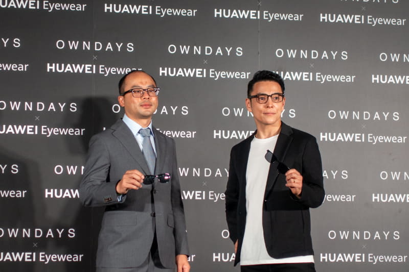 ファーウェイデバイス 日本・韓国リージョンプレジデントの楊涛氏(左)とOWNDAYS(オンデーズ)代表取締役社長の田中修治氏(右)